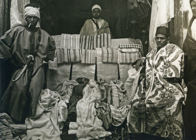 Anonyme_Marchands d'étoffe à Fès, v1920_p134