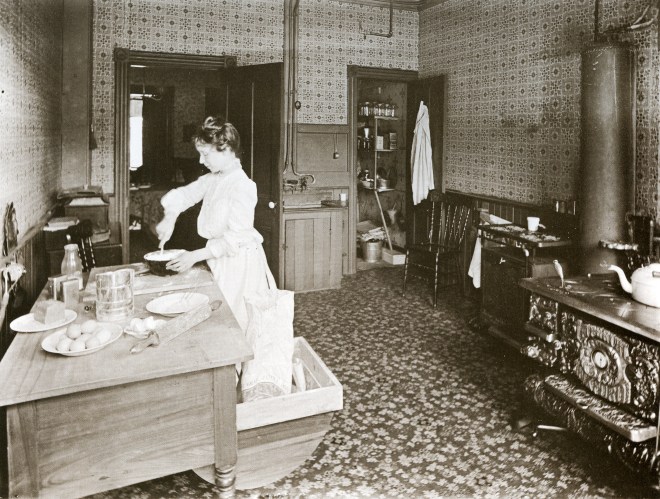 Arthur Beales_Mme Arthur Beales dans la cuisine de la maison des Beales àToronto, v1903-1913_p175