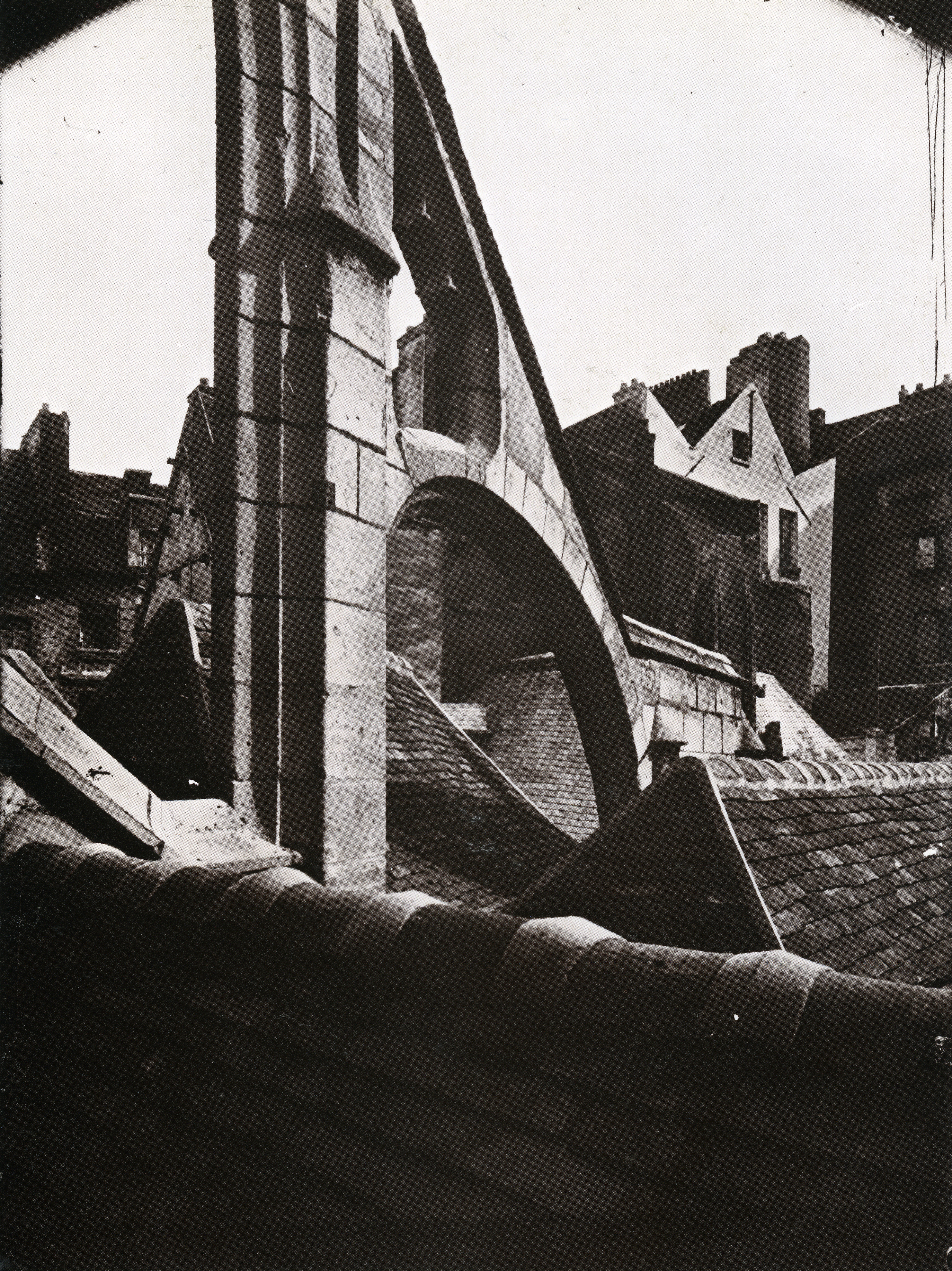 atget_Église Saint-Séverin, un arc-boutant, vu des toitsdes bas-côtés_p77