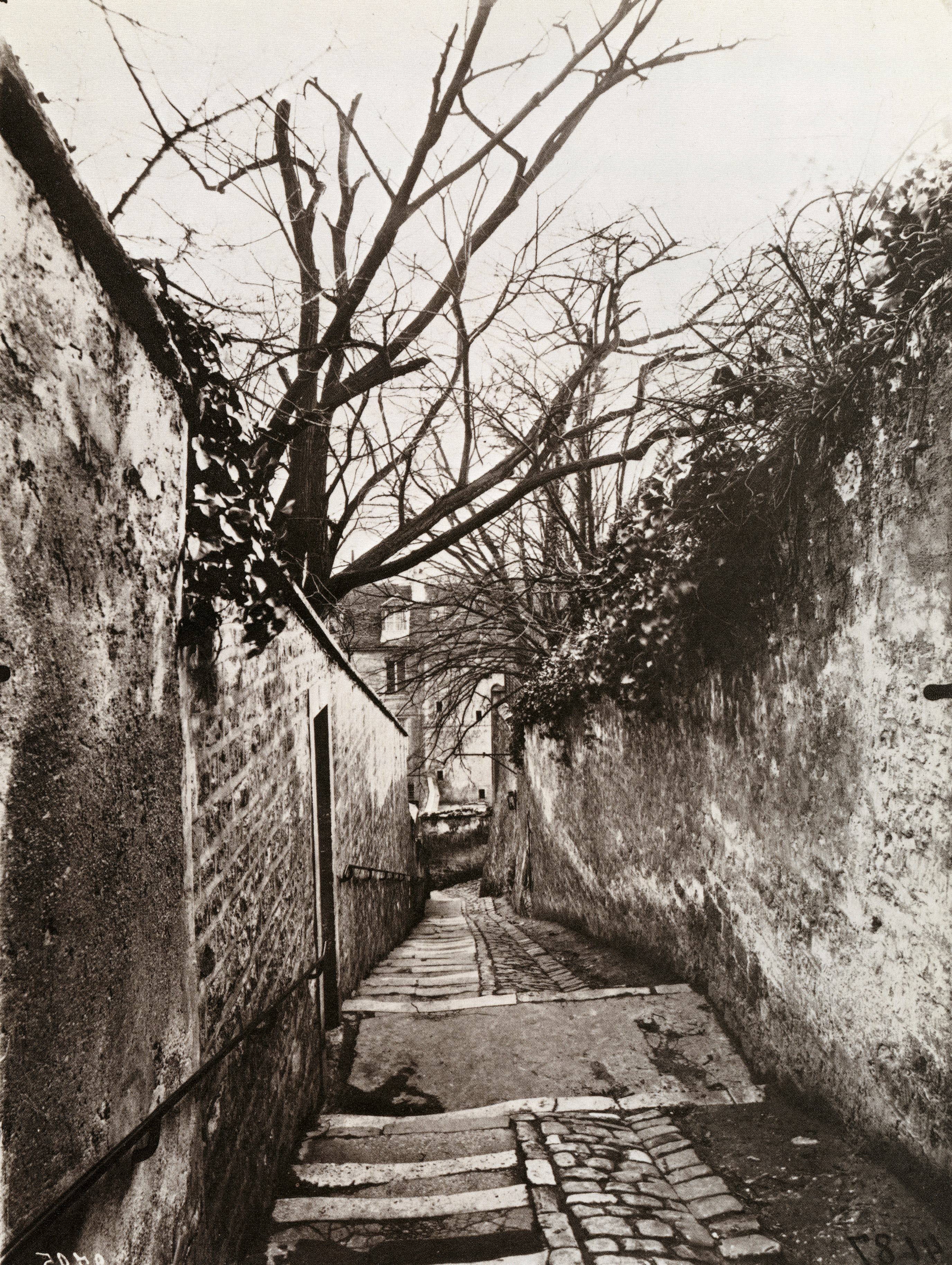 atget_Passage des Eaux entre la rue Raynouardet le quai de Passy _p93