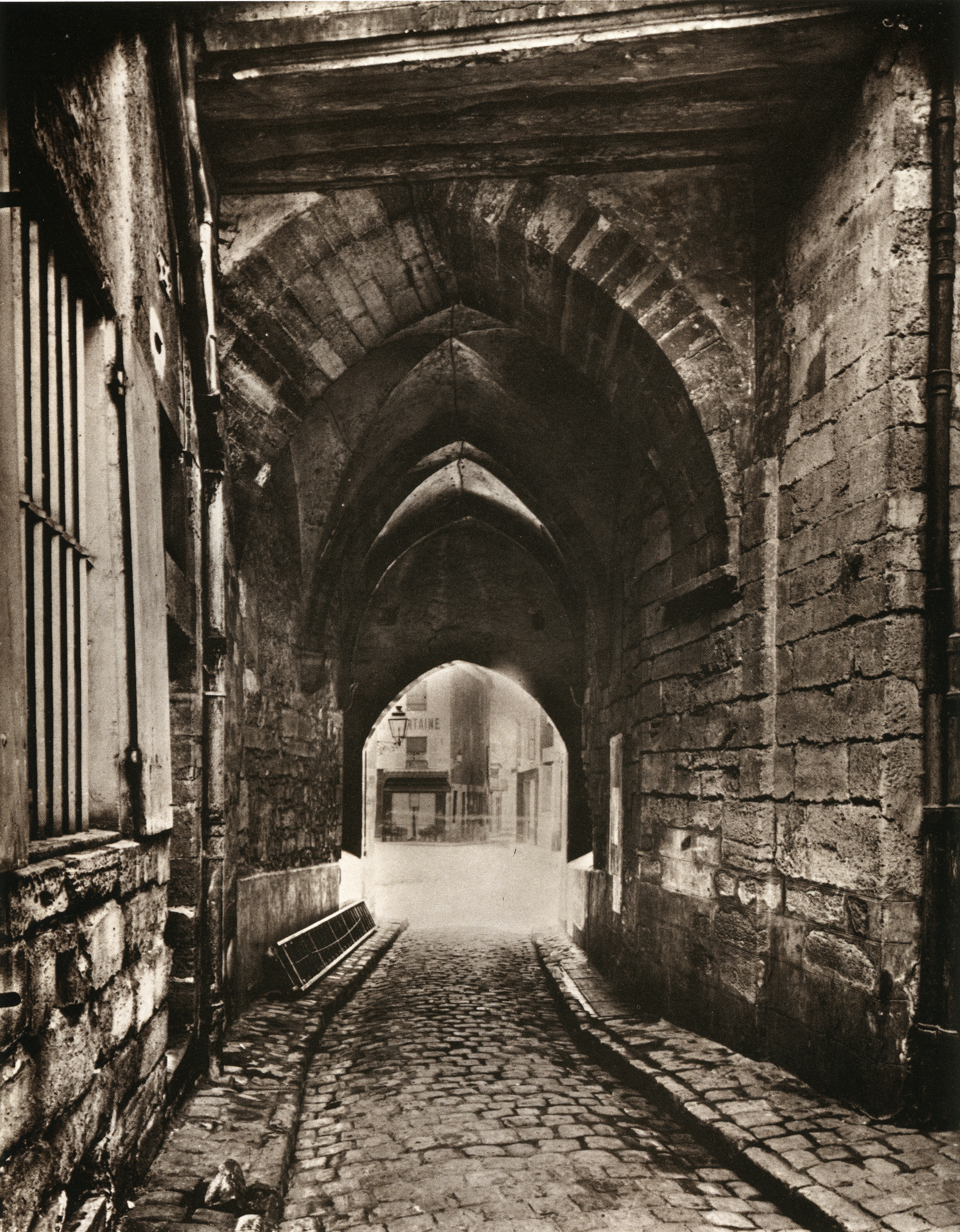 atget_Lagny, Seine-et-Marne, passage voûté_p160