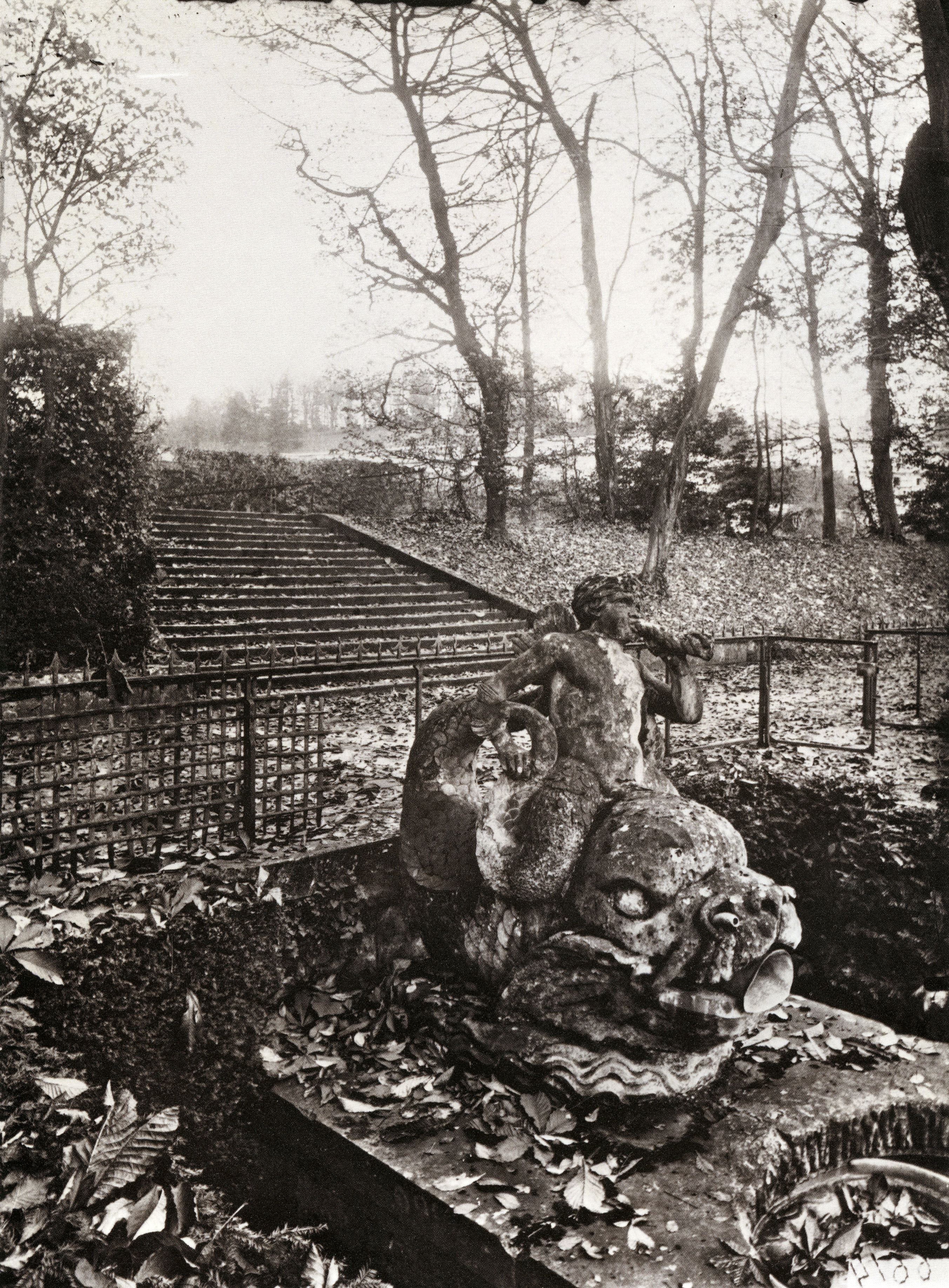atget_Saint-Cloud, Hauts-de-Seine, Le parc, une fontaine_p99