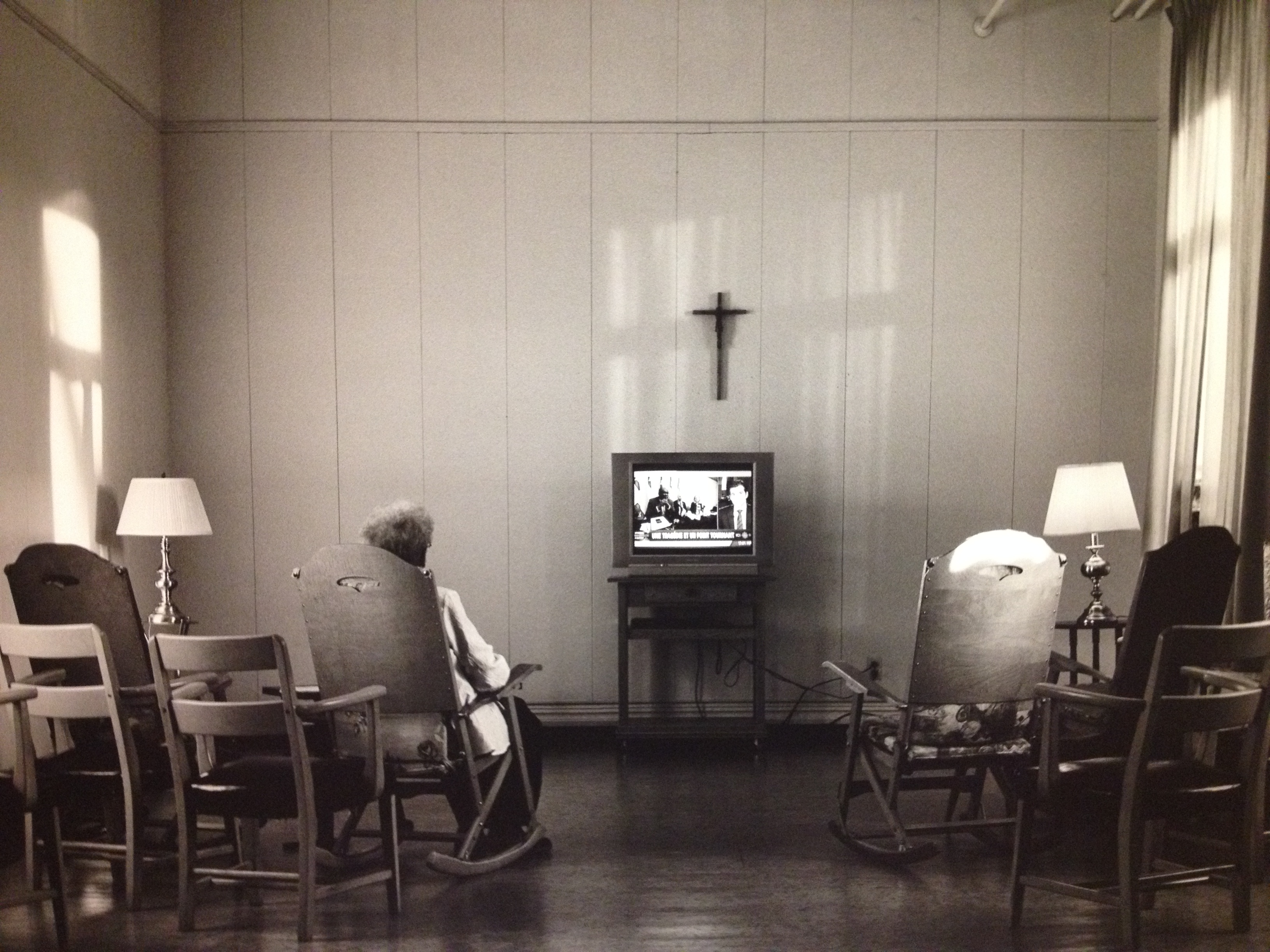 alicia lorente_le temps révélé_salle de télévision