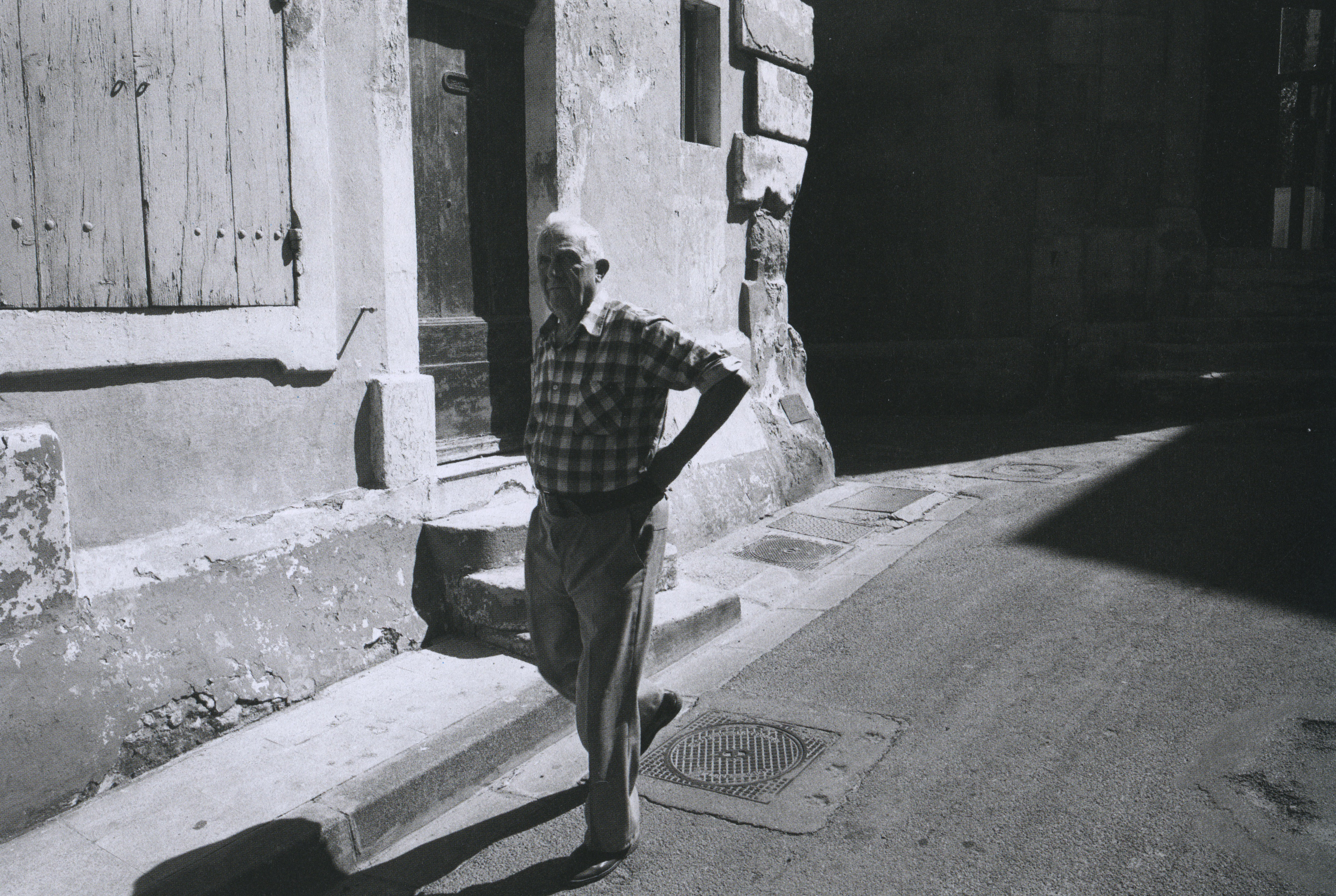 jcbéchet_arles, france, 1987_raymond depardon_p126
